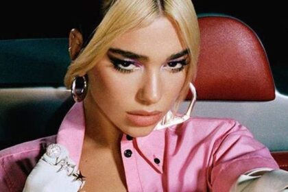 Dua Lipa na capa do álbum Future Nostalgia