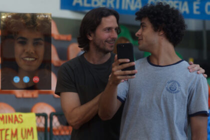 Vladimir Brichta e Matheus Abreu em cena de Quanto Mais Vida, Melhor!