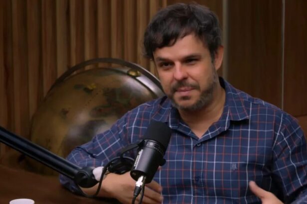 Adrilles Jorge dando uma entrevista para um podcast