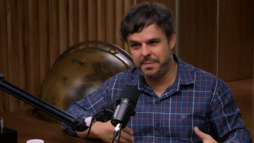 Adrilles Jorge dando uma entrevista para um podcast