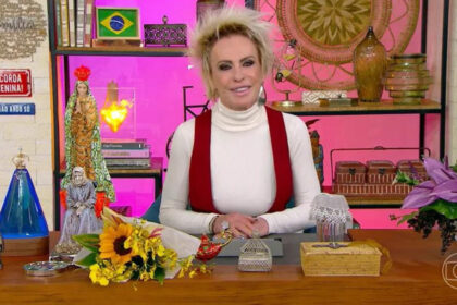 Ana Maria Braga sentada na bancada dos estúdios do Mais Você