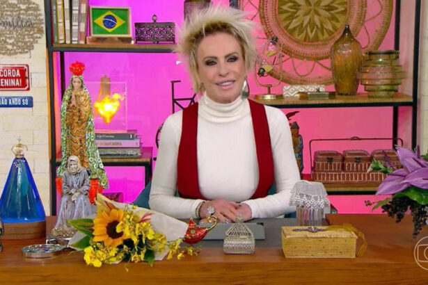 Ana Maria Braga sentada na bancada dos estúdios do Mais Você