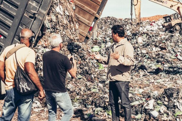 André Trigueiro no aterro sanitário de Seropédica, em trecho do programa Cidades e Soluções