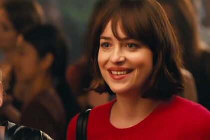 Dakota Johnson em trecho do filme Como Ser Solteira, exibido pela TV Globo no Supercine