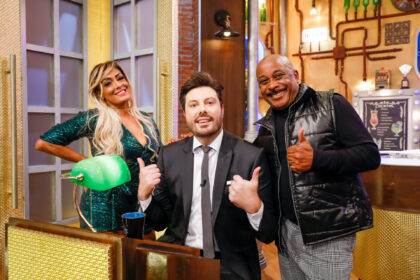 Diumbanda e sara verônica, ao lado de danilo gentili, nos estúdios do the noite