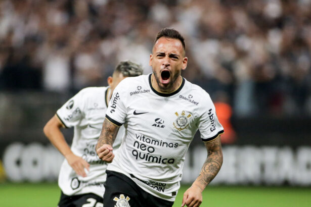 Jogadores do Corinthians comemorando gol contra o Boca Juniors