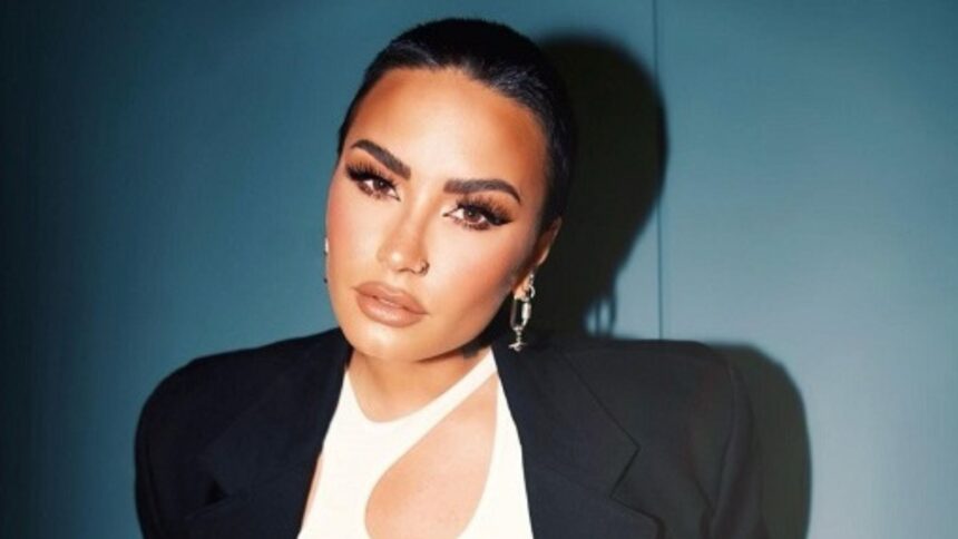 Demi Lovato com cabelo cortado