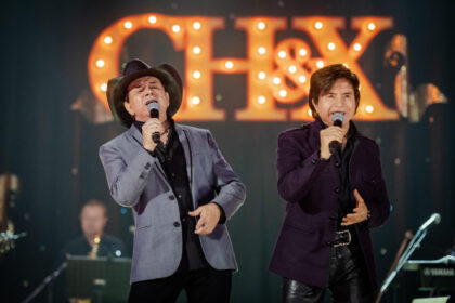 Chitãozinho & xororó cantando em trecho do especial exibido pela tv globo