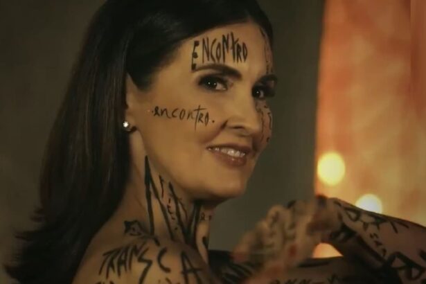 Fátima Bernardes com o rosto tatuado nos estúdios do Encontro com as luzes apagadas