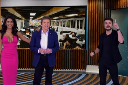 Flávia noronha, nelson rubens e fefito em pé, nos estúdios do tv fama