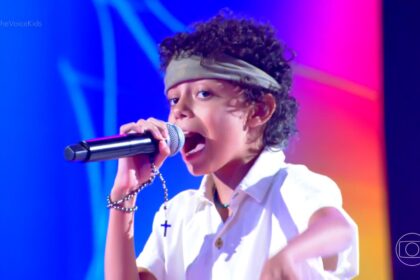Bielzinho cantando na abertura das fases de batalhas do the vocie kids