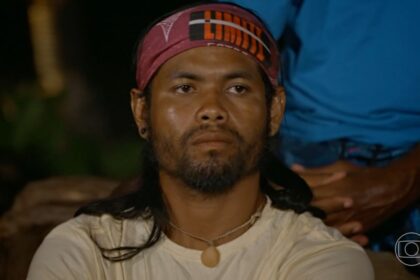 Janarom, de bandana na csabeça e camisa branca no Portal de Eliminação de No limite 6