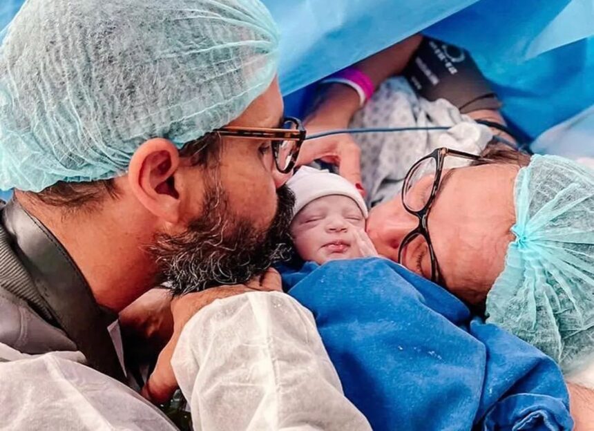 Juliano Cazarré, ao lado da esposa, em trecho do nascimento da filha