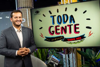 Juliano Dip de frente para a TV