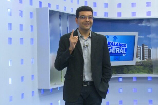 Luiz Esteves com o dedo apontando para o alto nos estúdios do Balanço Geral CE