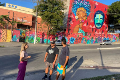 Luiza Vaz na região do Grajaú, em trecho do Mistura Paulista, conhecendo as artes dos grafites pintadas nas paredes do local