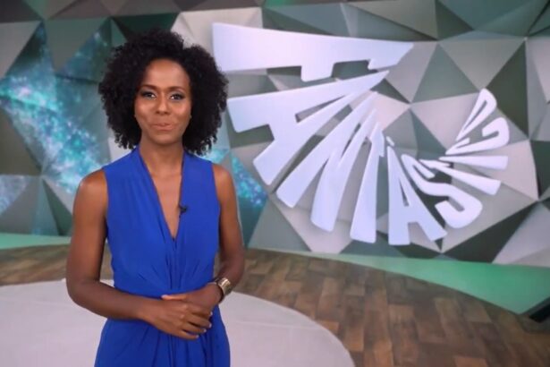 Maju Coutinho com um vestido azul nos estúdios do Fantástico