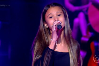 Maria laura cantando no palco do the voice kids