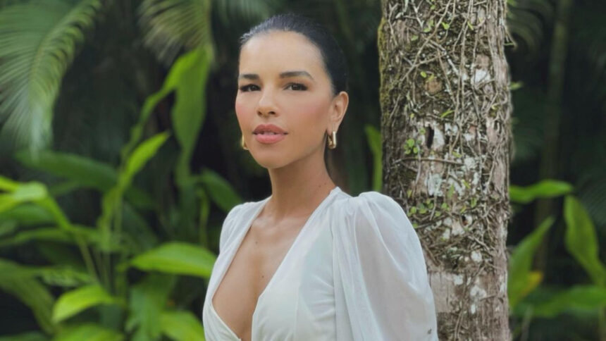 Mariana Rios de blusa branca em meio a árvores