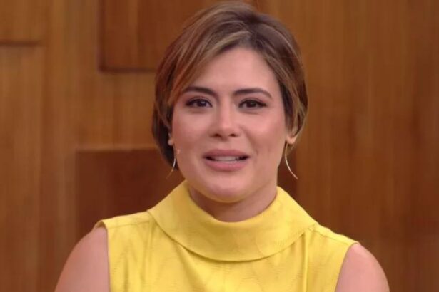 Michelle Loreto com os olhos cheios de lágrimas, sentada no sofá dos estúdios do Encontro