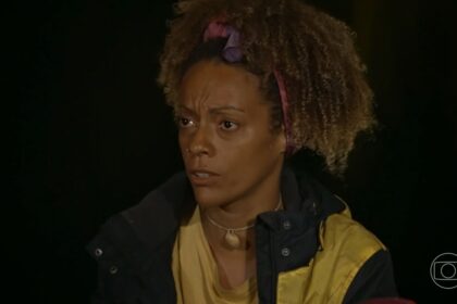Participante Ninha, com bandana na cabeça em durante discurso no Portal de Eliminação do No limite, da TV Globo