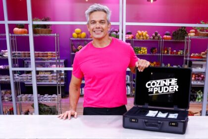 Otaviano Costa com mala e prêmio de 25 mil reais na bancada do Cozinhe se Puder