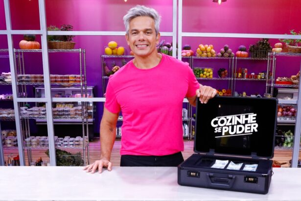 Otaviano Costa com mala e prêmio de 25 mil reais na bancada do Cozinhe se Puder
