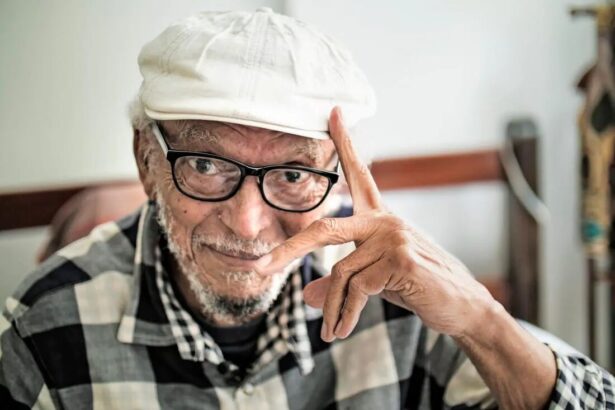 Paulo Diniz de óculo e uma boina na cabeça