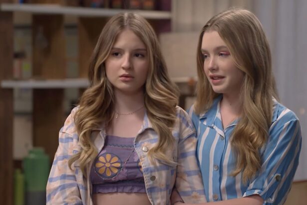 Sophia Valverde (Poliana) e Pietra Quintela (Lorena) em trecho de cena da novela Poliana Moça, no SBT