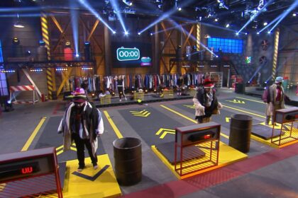 Campo de prova do Power Couple, participantes vestidos com uma grande quantidade de roupa.