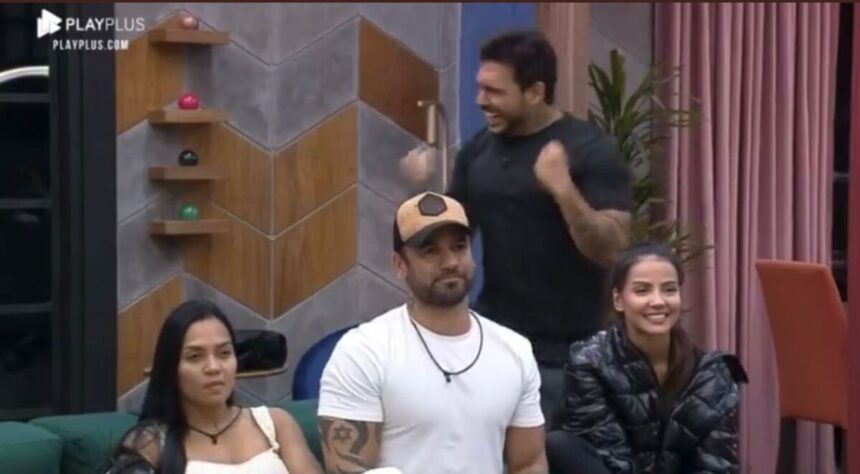 Hadad em pé comemorando resultado da Prova dos Casais. Luana sentada ao lado de Hadballa que está sorrindo