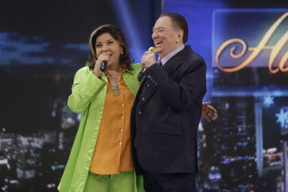 Roberta miranda abraçada com raul gil durante o quadro homenagens no programa raul gil