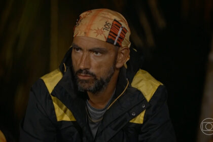 Rodrigo Moraes, de bandana na cabeça, no 13º portal de eliminação do No Limite, da TV Globo