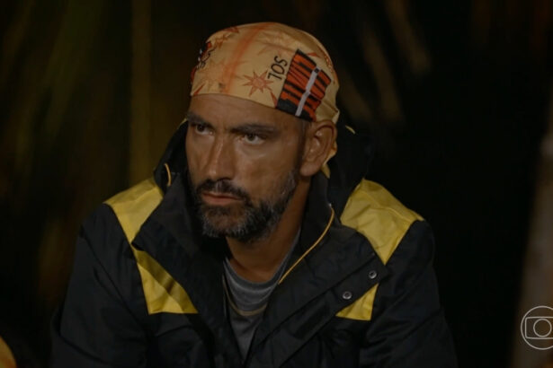Rodrigo Moraes, de bandana na cabeça, no 13º portal de eliminação do No Limite, da TV Globo