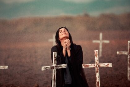 Atriz Isabel Ramos, como Santa Rita, em trecho da minissérie Cartas Santas