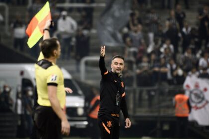 Tecnico do corinthians, ao lado do bandeira, no jogo contra o bocar junior