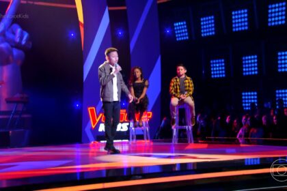 Davi andrade abre as apresentações do the voice kids