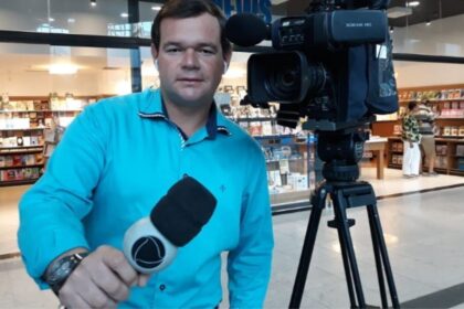 Thiago Raposo nos bastidores de uma reportagem com o microfone da Record TV nas mãos