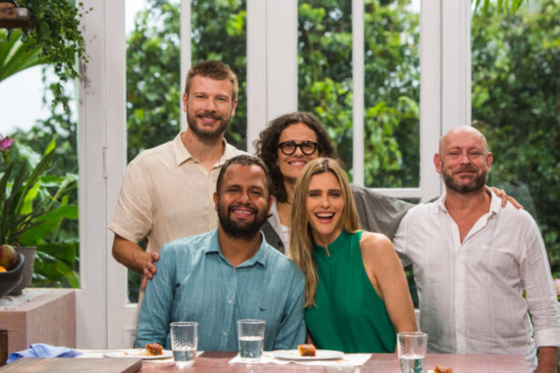 Fernanda Lima, Rodrigo Hilbert, Pastor Henrique Vieira, cantora Zélia Duncan e o professor e historiador Luiz Antônio Simas na cozinha do Bem Juntinhos no GNT
