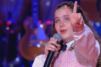 Giulia foganholli chorando no palco do the voice kids