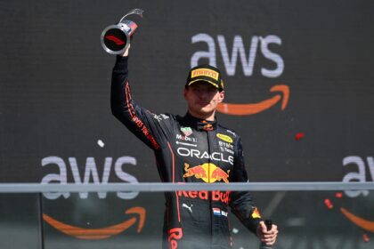 Max Verstappen levando o troféu de vitória do GP do Canadá de Fórmula 1