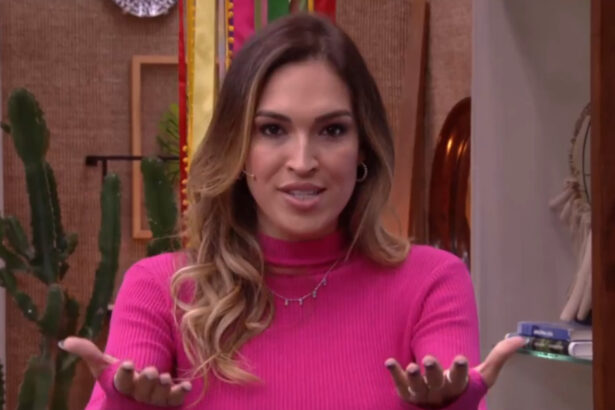 Talitha Morete estende as mãos para a câmera no É de Casa
