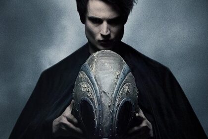 Tom Sturridge com um capacete nas mãos em cena de The Sandman da Netflix