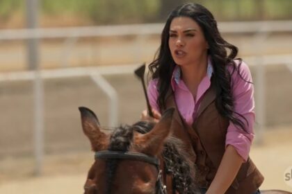 Trecho da novela a desalmada, com a personagem montada em um cavalo