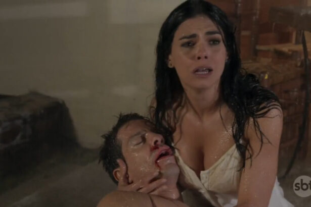 Trecho da novela Poliana Moça. Mulher abraça homem ensanguentado no chão