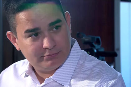 Allan Jesus em perfil diagonal durante entrevista com Roberto Cabrini para o Câmera Record, da Record TV