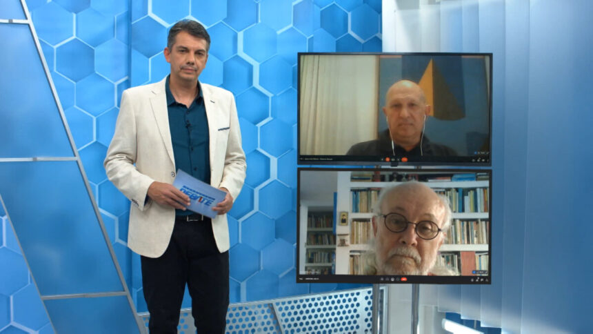 Jornalista Renato Dias de blazer branco, camisa azul e calça preta segurando as fichas do programa; Roberto Bertani no visor superior, de camisa azul e crachá, sentado, com expressão séria; Antonio Albino de óculos de grau, sentado, concentrado no debate