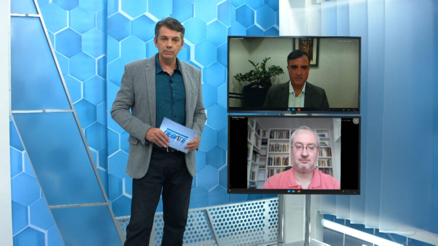 Renato Dias em trecho do Aparecida Dabate, em frente ao telão com a participação dos convidados via videoconferência