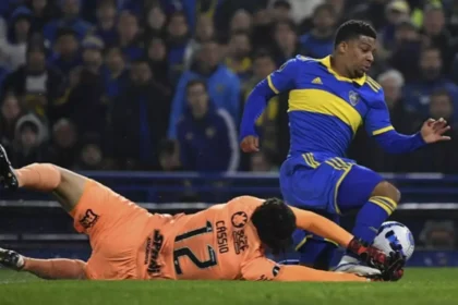 Cássio, goleiro do corinthians, deitado, disputando bola com benedetto, atacante do boca juniors