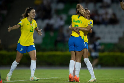 Jogadoras da seleção feminina comemorando um gol pela copa américa